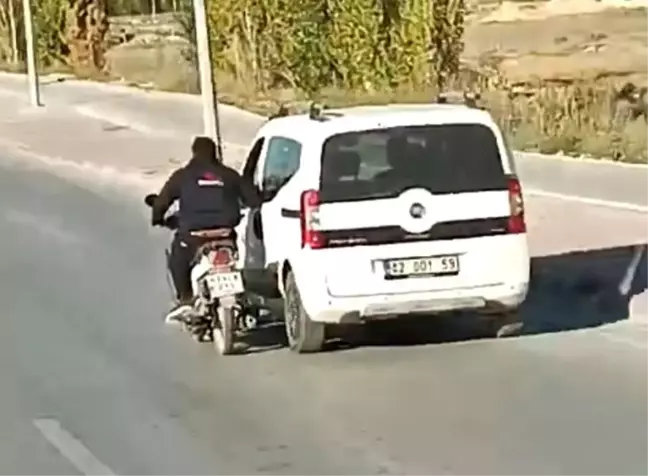 Konya'da Motosiklet Sürücüsünün Tehlikeli Yolculuğu Kamerada