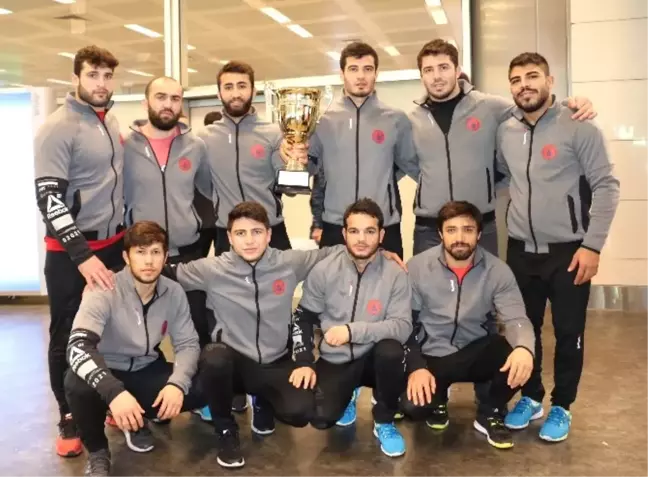 Dünya İkincisi İstanbul Büyükşehir Güreş Takımı, Yurda Döndü