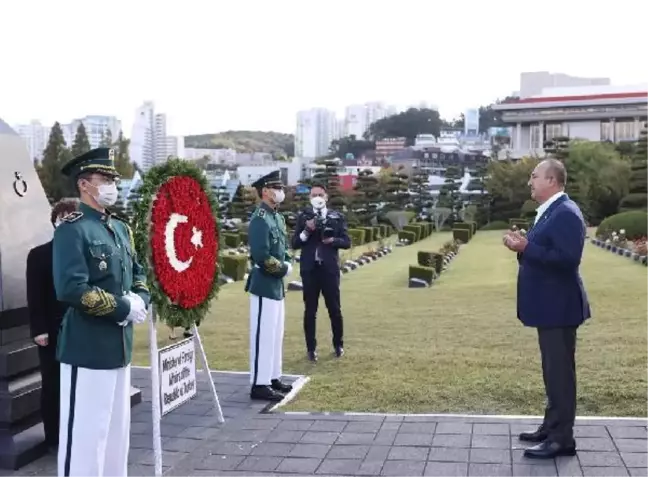 Son dakika haber... Bakan Çavuşoğlu, Güney Kore'de BM Anıt Mezarlığını ziyaret etti