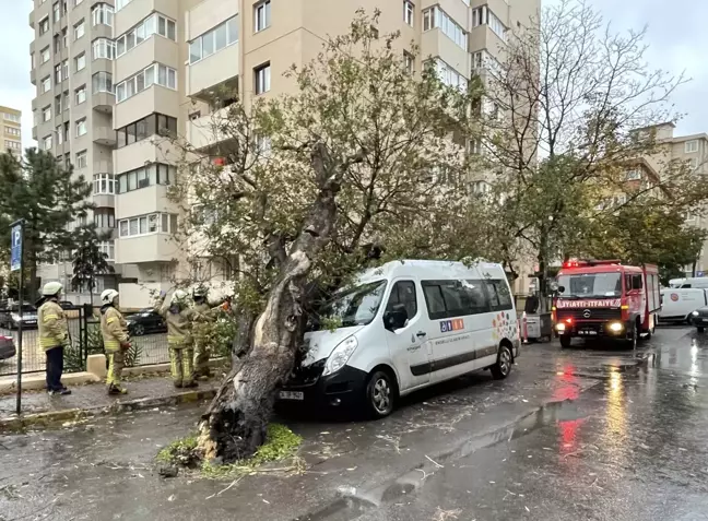 İstanbul'da fırtına etkili olmaya devam ediyor