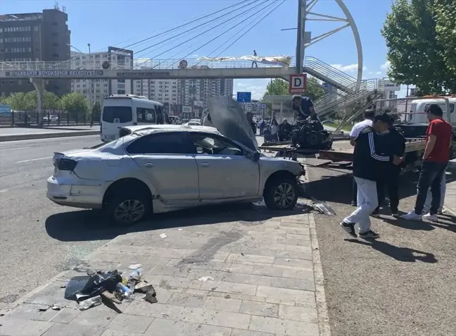 Diyarbakır'da otomobil devrildi: Sürücü yaralandı