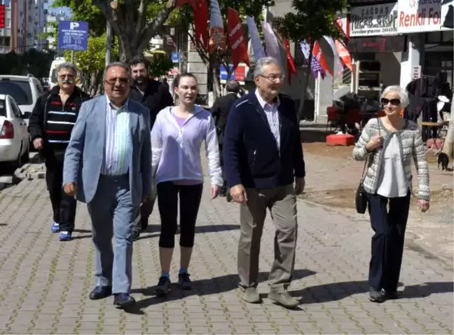 Ailesiyle Pazar Alışverişine Çıkan Baykal'a Yoğun İlgi