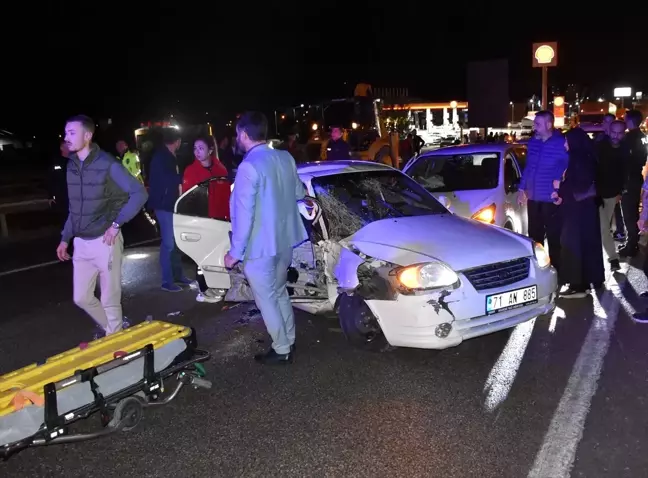 Kırıkkale'de Kepçe ile İki Otomobilin Karıştığı Zincirleme Trafik Kazasında 4 Kişi Yaralandı