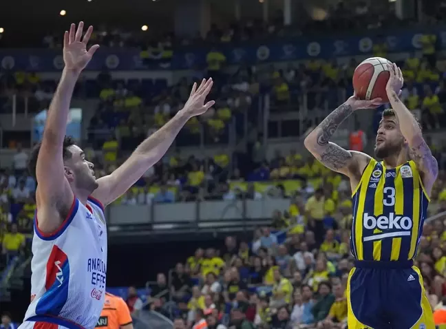 Anadolu Efes, Fenerbahçe Beko'yu mağlup ederek seride durumu 2-1'e getirdi