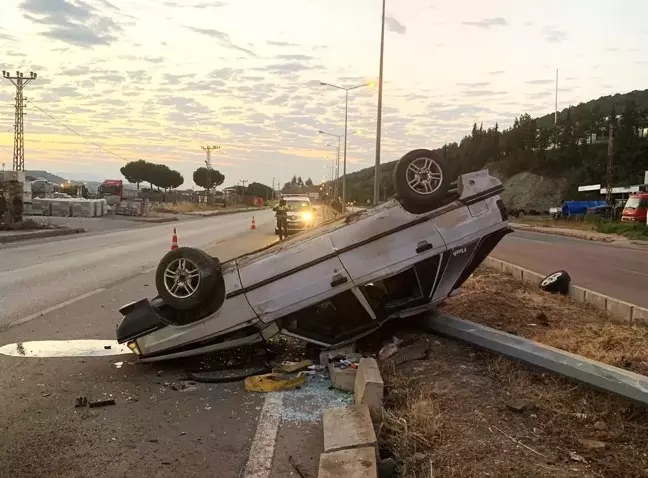 Amasya'da otomobil aydınlatma direğine çarptı: 4 yaralı