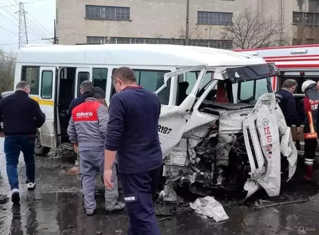 Kütahya'da İşçi Servisine Tır Çarptı: 9 Yaralı