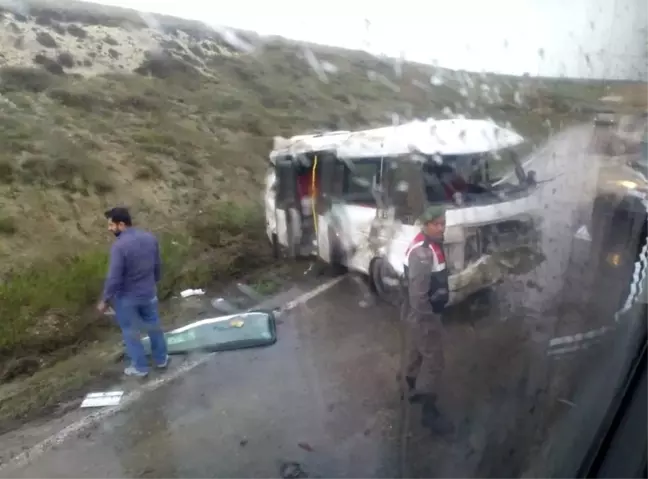 Kütahya'da Trafik Kazası: 3 Yaralı