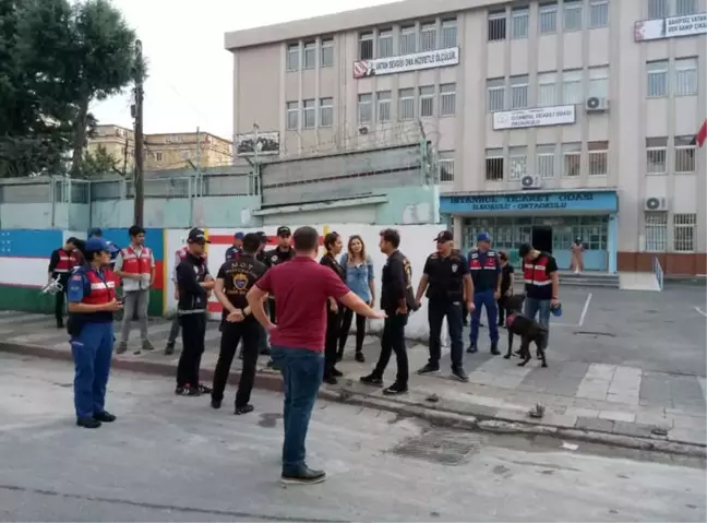 İstanbul Polisi ile İstanbul Jandarmasından Okul Önlerinde Ortak Uygulama
