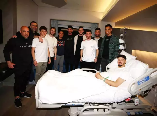 Sarı-lacivertli futbolculardan, Altay Bayındır'a geçmiş olsun ziyareti