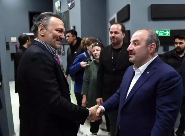 Bakan Varank, Güldür Güldür Show'un uzay skecini yerinde izledi