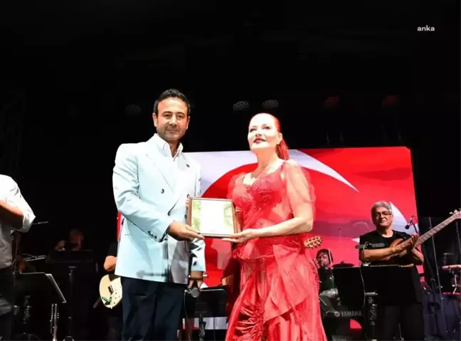 Beşiktaş Zafer Bayramı'nı Fener Alayı ve Candan Erçetin konseriyle kutladı