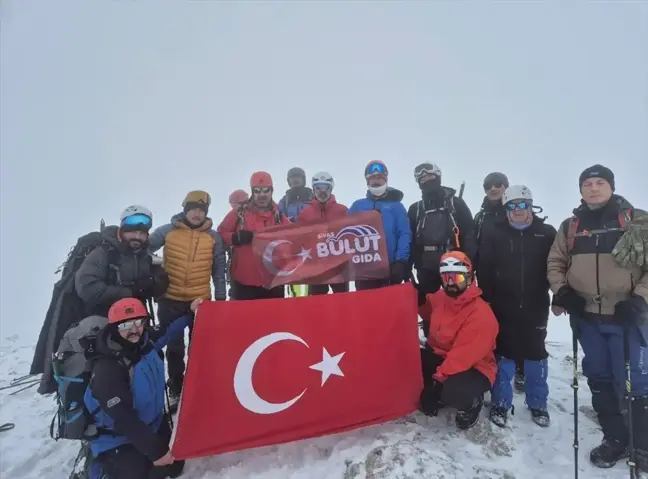 Sivas'ta Dağcılar, Gürlevik Dağı'nın Zirvesine Tırmandı