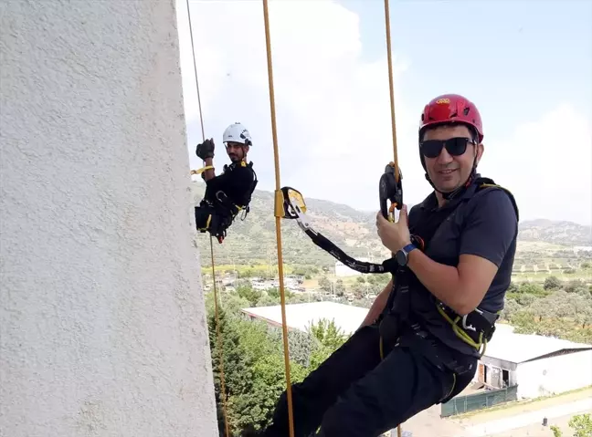 Başhekim Çatıdan İniş Yaparak Çocukları Mutlu Etti