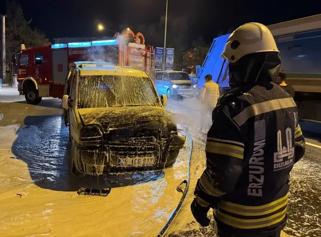 Erzurum'da Seyir Halindeki Araç Yangını