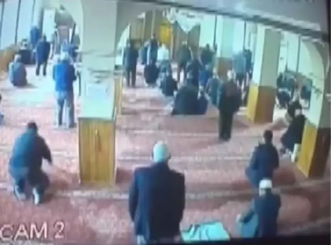 Camide Bağış Paralarını Çalmaya Kalkan Şüpheliye Cemaatten Dayak