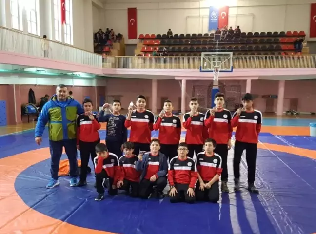 Yerköylü Öğrenciler Güreş Turnuvasında 7 Madalya Aldı