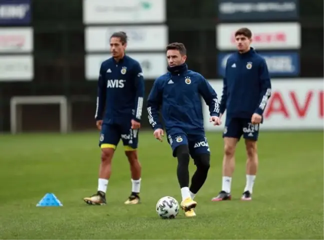 Fenerbahçe'de Gökhan Gönül idmanın ilk bölümünde takımla çalıştı