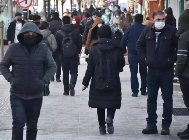 Sivas'ta, kısıtlama sonrası araç ve yaya yoğunluğu