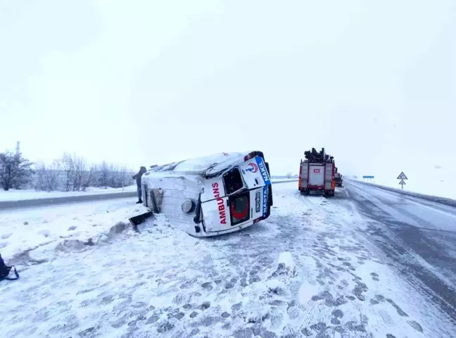 Son dakika haberleri! Devrilen ambulanstaki sağlık görevlisi yaralandı