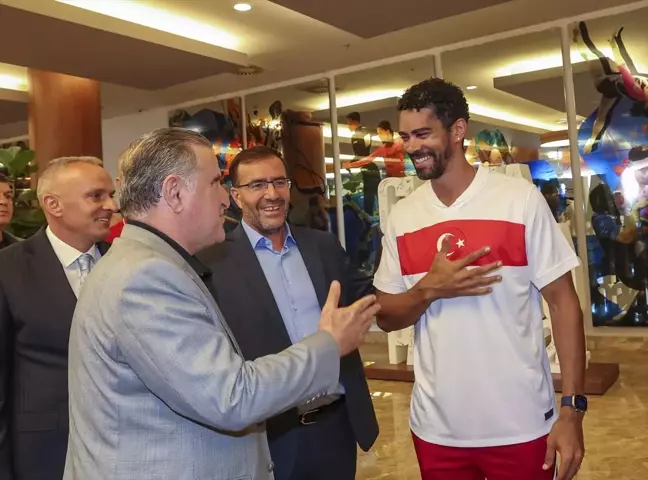 Gençlik ve Spor Bakanı Osman Aşkın Bak, Paris 2024 Olimpiyat Oyunları'nda Türkiye'yi temsil edecek milli sporcuları ziyaret etti