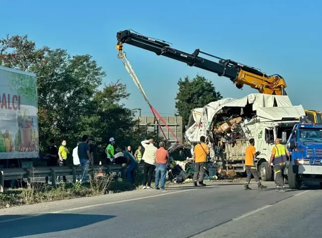 Akyazı'da sebze yüklü kamyon devrildi: 2 yaralı