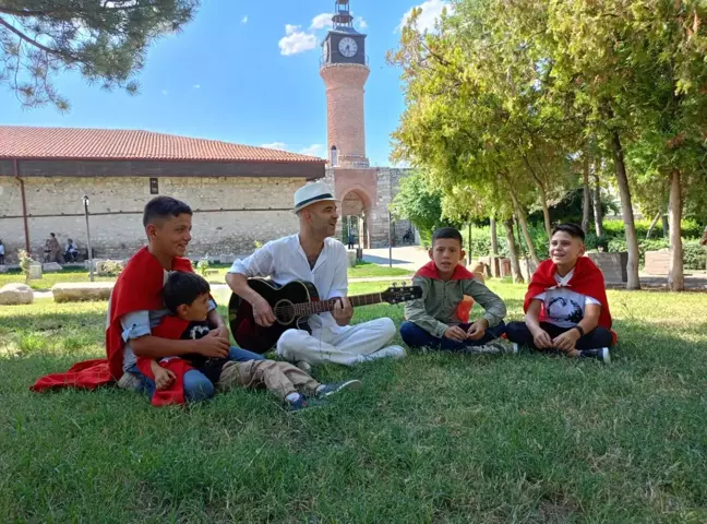 Sanatçı Murat Evgin, Zile'de Çocuklarla 'Şehit' Türküsünü Söyledi