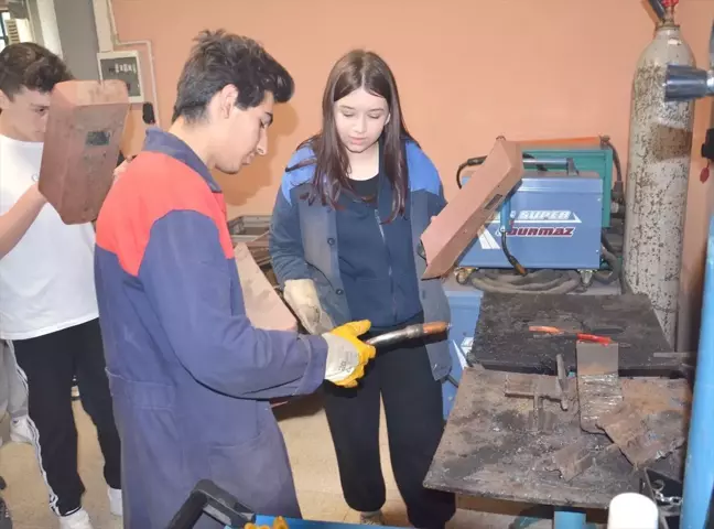 Karamürsel'de Ortaokul Öğrencilerine Mesleki Eğitim Tanıtım Gezisi