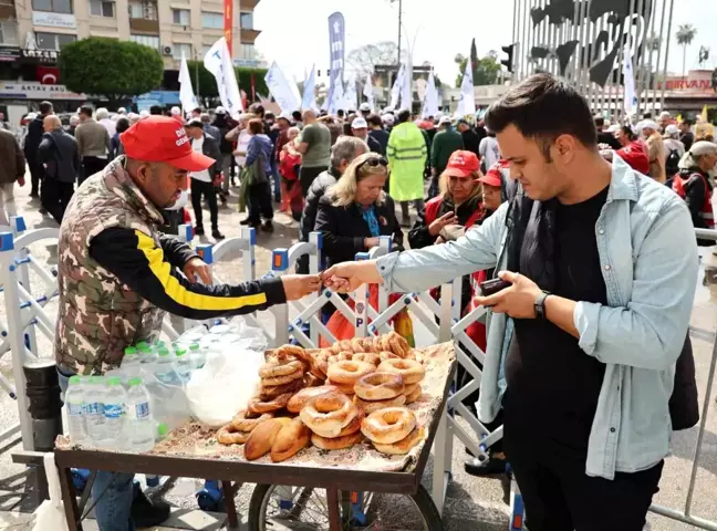 Adana'da 1 Mayıs Kutlaması ve Simitçilerin Mücadelesi