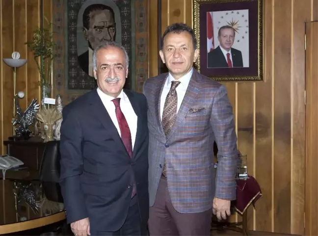 Prof. Dr. Serdar Sevimli ve TRT Türk Halk Müziği Sanatçısı Yavuz Değirmenci Rektör Çomaklı'yı...