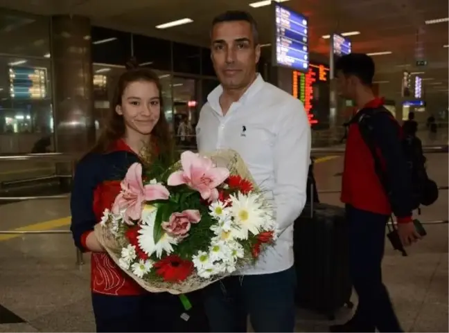 Manisa'nın gururlarına havalimanında karşılama