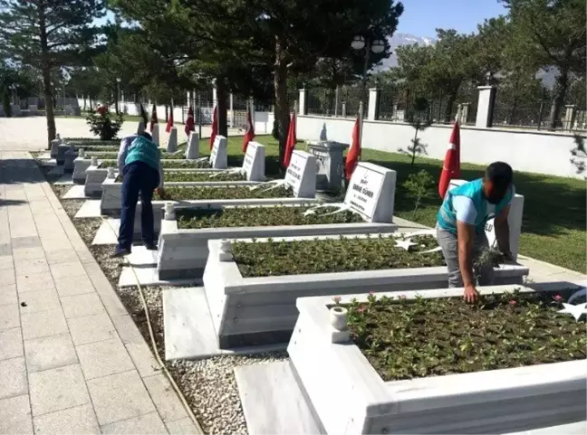 Erzincan'da yükümlüler şehit mezarlarını temizledi