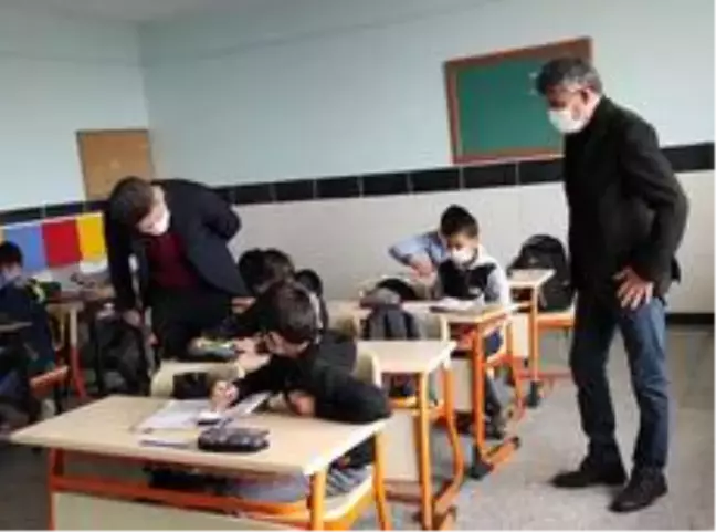 Kaman Kaymakamı Özcan okul ziyaretleri ile incelemelerde bulunuyor