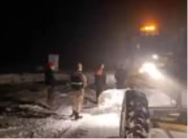 Yaylada kardan mahsur kalan 3 kişi ile hayvanları kurtarıldı