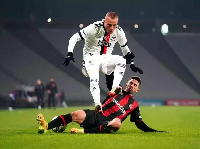Beşiktaş'ta ilk yolcular belli: Oğuzhan Özyakup ve Gökhan Töre