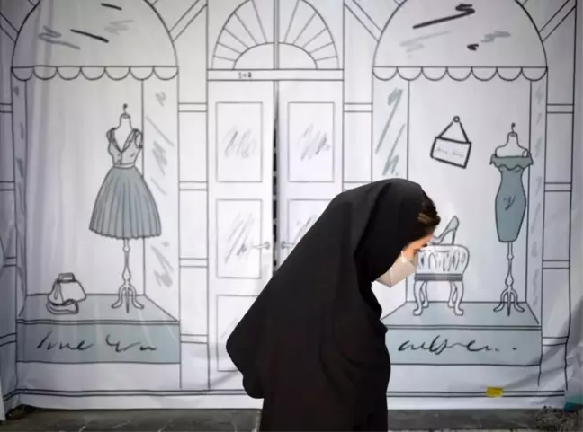 İran'da kadınlar başörtü yasalarına tepki olarak başlarını açıyor