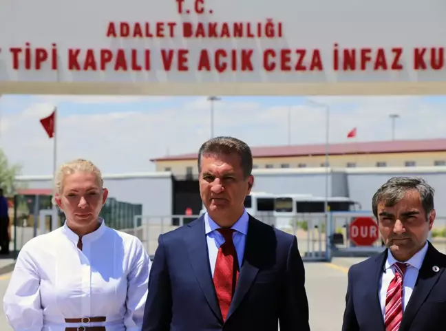 TDP Genel Başkanı Sarıgül, Aksaray'da cezaevi önünde 