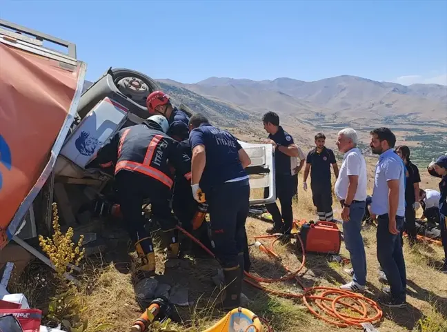 Malatya'da şarampole devrilen kamyon kazasında 2 ölü, 2 yaralı