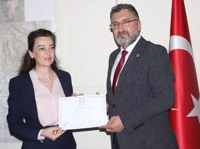 CHP'den Serik Belediye Başkanı Kadir Kumbul mazbatasını aldı