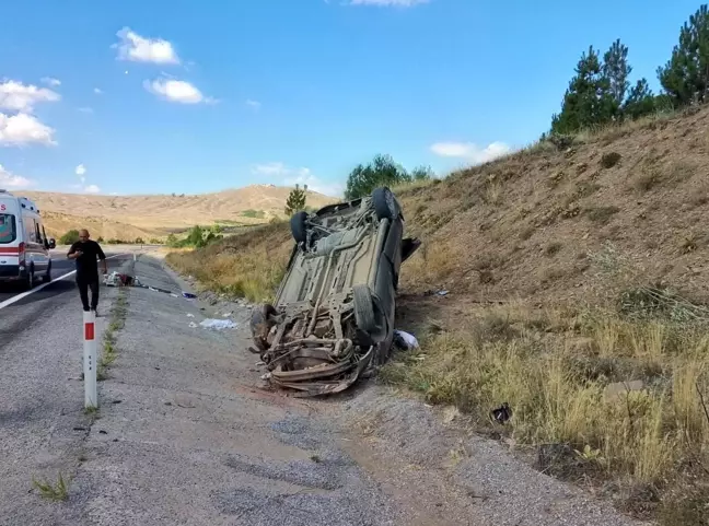 Sivas'ta Hafif Ticari Araç Takla Attı: 4 Yaralı