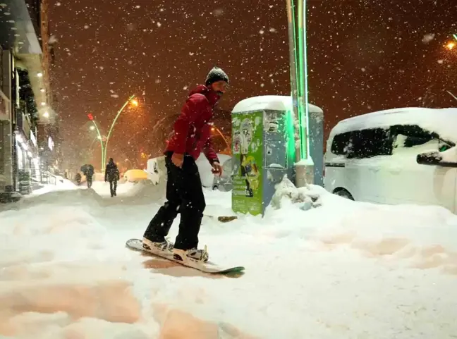 Muş'ta Kar Yağışını Snowboard ile Eğlenceye Dönüştürdüler