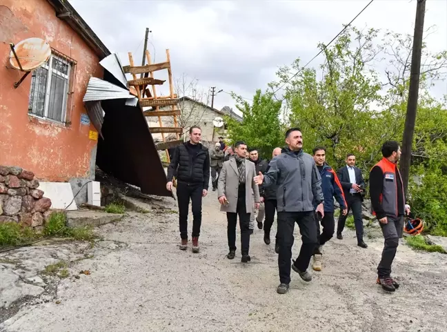 Tunceli'de Şiddetli Rüzgar Evlerin Çatısını Uçurdu