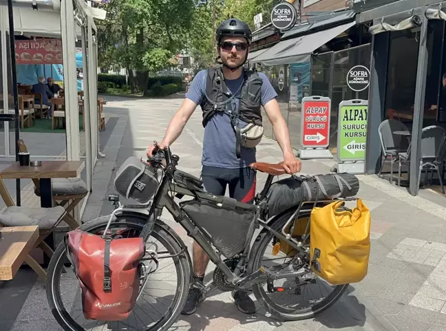 Fransız bisiklet tutkunu Arthur Leıre, 4 bin kilometre pedal çevirerek Yalova'ya ulaştı