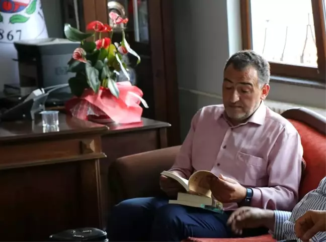 Başkan Süleyman Özkan, Milletvekili Mustafa Şükrü Nazlı'ya Kitap Hediye Etti