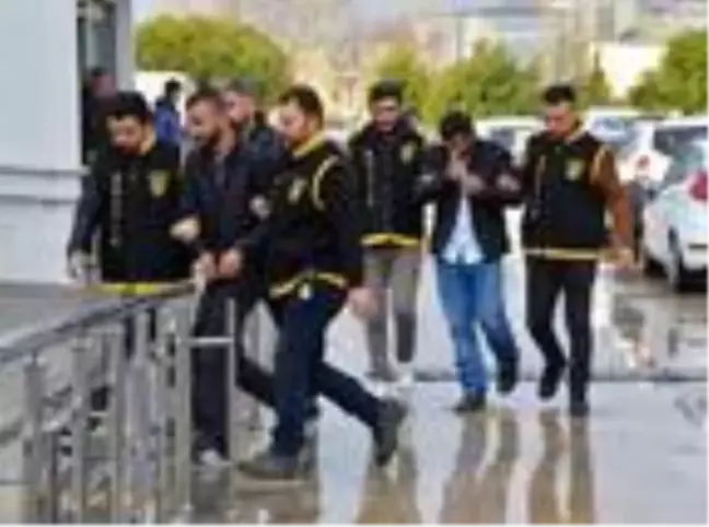 Genç kızın cep telefonunu çalan 2 şüpheli yakalandı