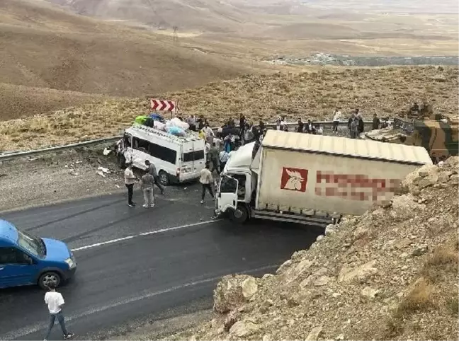 Hakkari'de kargo kamyonu ile minibüs çarpıştı: 1 ölü, 11 yaralı