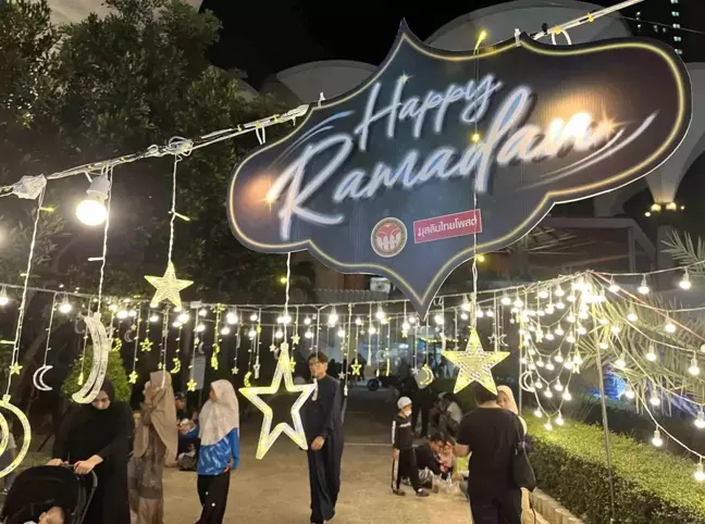 Taylandlı Müslümanlar Ramazan Şehri'nde İftar Yaptı