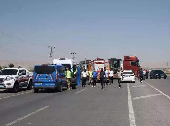 Muş'ta Tıra Çarpan Otomobilde 1 Kişi Hayatını Kaybetti, 5 Kişi Yaralandı