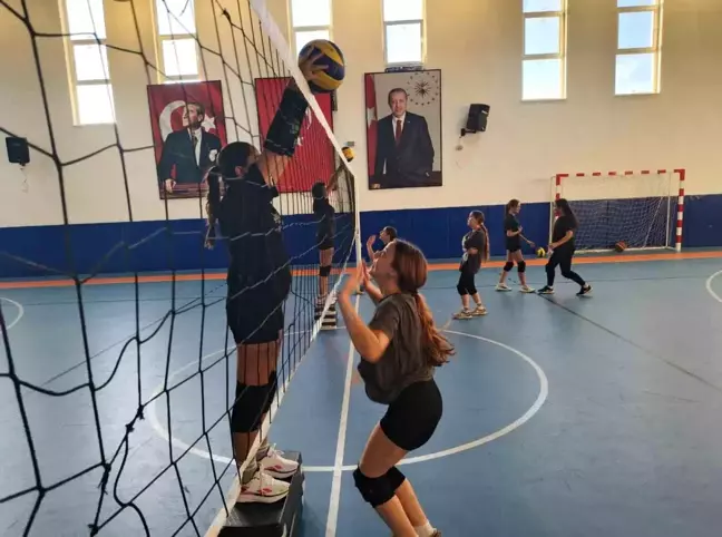 Genç Voleybolcular Disiplinle Çalışmalarına Devam Ediyor