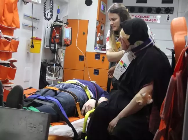 Viyadükte Asılı Kalan Tırın Sürücüsünü İtfaiye Kurtardı