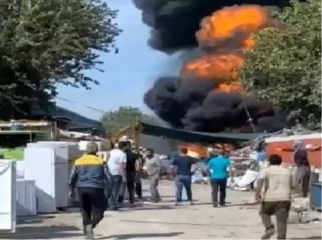 Son dakika haberleri! Bursa'da geri dönüşüm tesisinde yangın...Dumanlar gökyüzünü siyaha boyadı